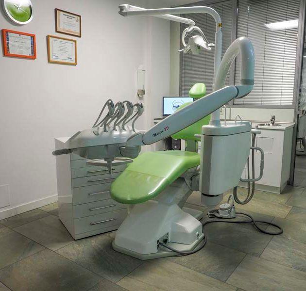 Centro dental Ortodoncia Mar De Grado consultorio con equipo odontologico