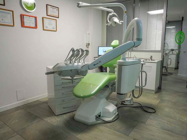 Centro dental Ortodoncia Mar De Grado consultorio con equipo odontologico