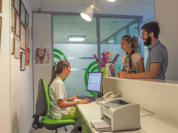 Centro dental Ortodoncia Mar De Grado personas en recepción