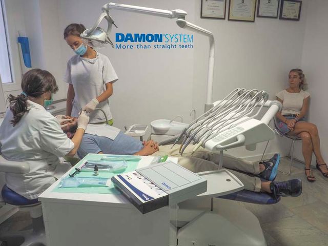 Centro dental Ortodoncia Mar De Grado personas en consulta