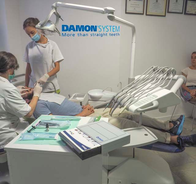 Centro dental Ortodoncia Mar De Grado personas en consulta