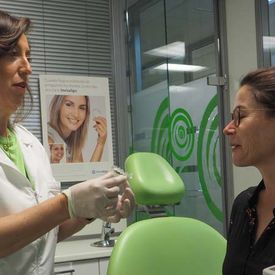 Centro dental Ortodoncia Mar De Grado odontologa explicando a paciente