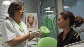 Centro dental Ortodoncia Mar De Grado odontologa explicando a paciente
