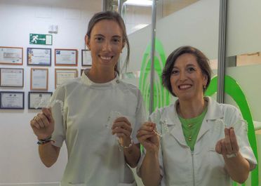 Centro dental Ortodoncia Mar De Grado mujeres con protectores de dientes