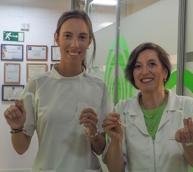 Centro dental Ortodoncia Mar De Grado mujeres con protectores de dientes